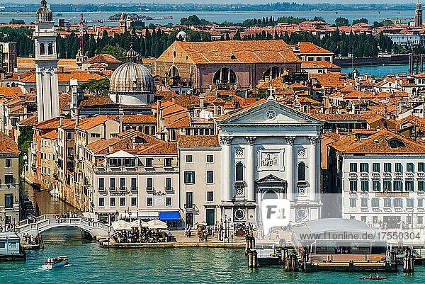Blick auf Uferpromenade und Viertel Castello mit Pieta- Kirche und Chiesa di San Giorgio dei Greci mit dem schiefen Turm  Venedig  Lagunenstadt  Venetien  Italien  Venedig  Venetien  Italien  Europa