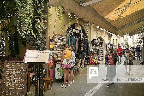 Andenkengeschäft Rosenverkäuferin  Gasse  Altstadt  Rethymno  Kreta  Griechenland  Europa