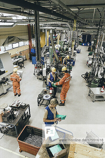 Männliche und weibliche Mitarbeiter  die im Industrielager arbeiten