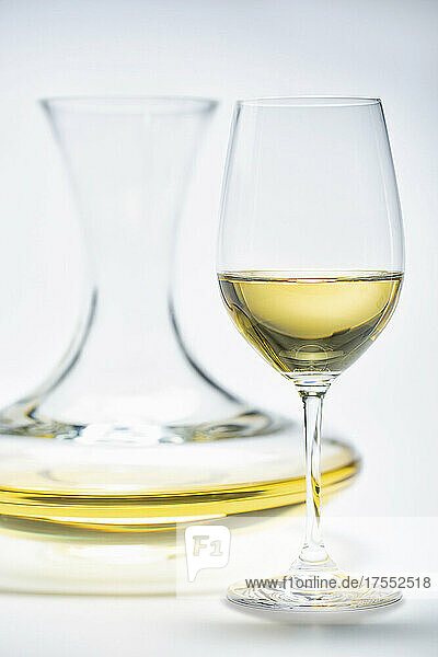 Decanter und Glas mit Weißwein