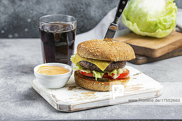 Beef Burger mit Cheddar  Salatblatt und Tomate dazu Dip und Cola