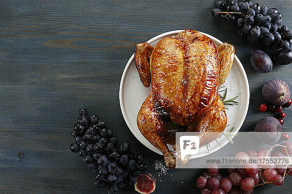 Baked chicken with grapes and figs