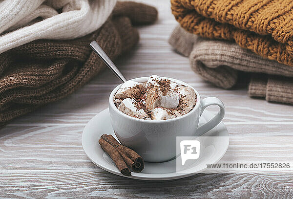 Heiße Schokolade mit Marshmallow und warme Stricksachen