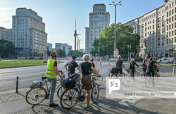 Radfahrer in der Stadt  Strausberger Platz  Friedrichshain  Friedrichshain-Kreuzberg  Berlin  Deutschland  Europa