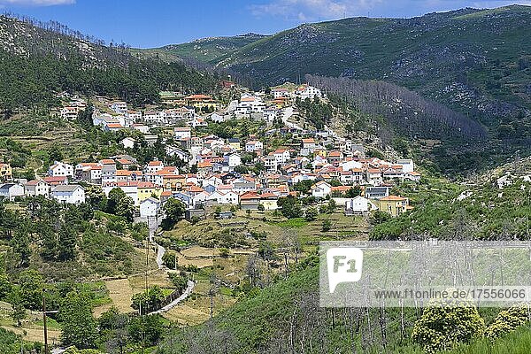 Blick auf das Bergdorf Sabugueiro  das höchstgelegene Dorf des kontinentalen Portugals  Serra da Estrela  Beira Alta  Portugal  Europa