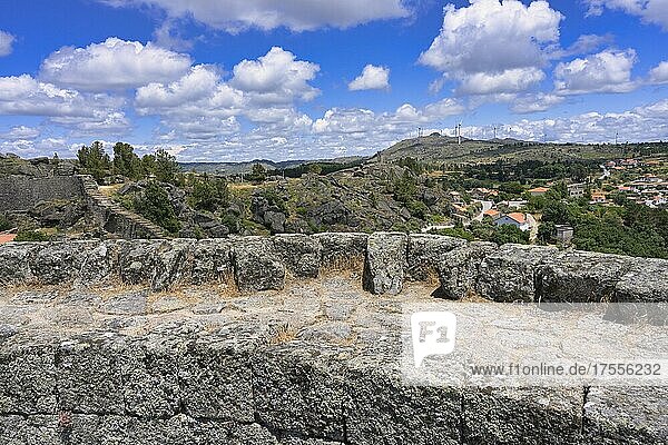 Burgwälle und Blick auf das mittelalterliche und historische Dorf Sortelha  Serra da Estrela  Beira Alta  Portugal  Europa