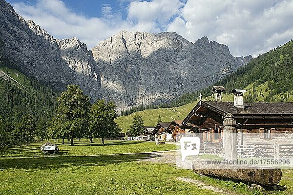 Almdorf Eng mit Brunnen  dahinter Grubenkarspitze und Dreizinkenspitze  Karwendel-Gebirge  Hinterriss  Tirol  Österreich  Europa