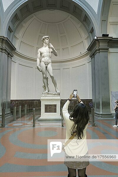 Touristen im Museum  Fotoaufnahme vor der David-Statue von Michelangelo  Accademia-Galerie  Florenz  Italien  Europa