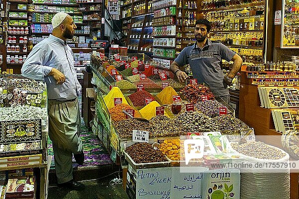 Ägyptischer Basar mit Gewürzen und Süßigkeiten  Istanbul  Türkei  Asien