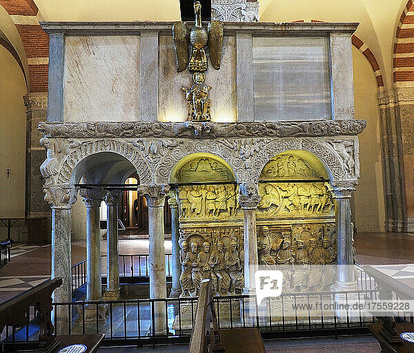 Europa  Italien  Lombardei  Mailand. Basilika Sant'Ambrogio  Innenraum  Sarcofago di Stilicone