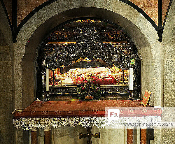 Italien  Lombardei  Mailand. Innenraum der Basilika Sant'Ambrogio Cripta della basilica di Sant'Ambrogio: corpi dei santi Ambrogio  Gervaso e Protaso
