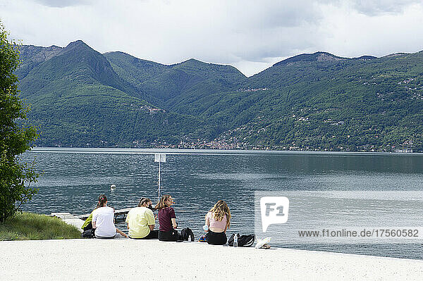 Italien  Lombardei  Lago Maggiore - Luino. Mädchen mit Blick auf den See.