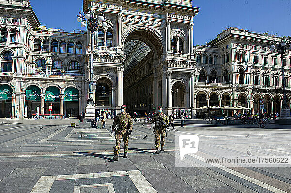Italien  Mailand . Militärpatrouille auf der Piazza del Duomo.