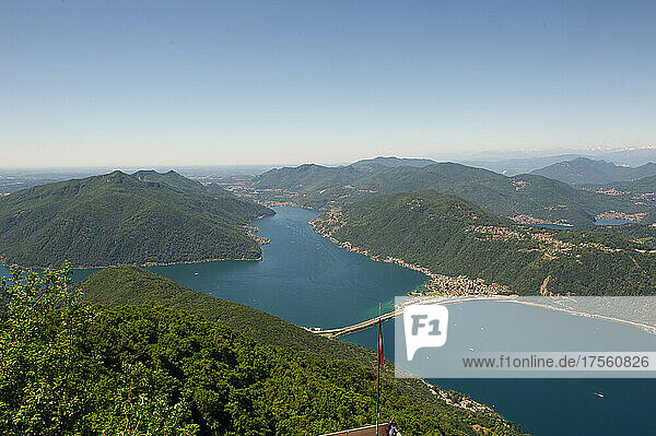 Europa  Italien  Como Lanzo d'Intelvi  Val d'Intelvi  Blick von Sighignola (Italien) auf den Luganer See (Schweiz). Unten rechts Porto Ceresio. Brücke von Melide.