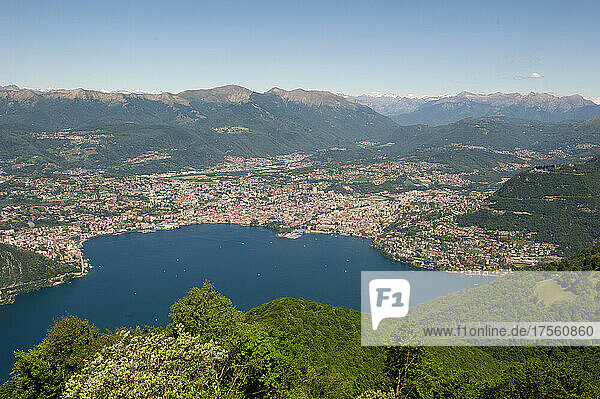 Europa  Italien  Como Lanzo d'Intelvi  Val d'Intelvi  Blick von Sighignola (Italien) auf den Luganer See (Schweiz). Lugano Stadt.