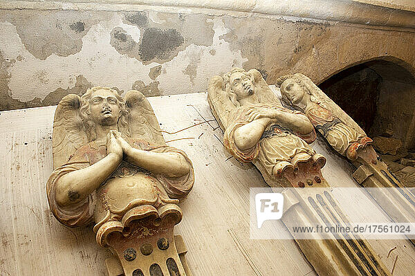 Europa  Italien  Sardinien  Porto Torres  Basilika San Gavino  Karyatidenengel  Barockaltar 17.