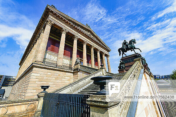 Alte Nationalgalerie  Reiterstandbild von Friedrich Wilhelm IV.  Museumsinsel  UNESCO-Welterbe  Berlin Mitte  Berlin  Deutschland  Europa