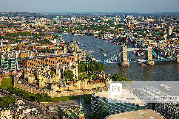 Themse  Tower of London und Tower Bridge von oben  London  England  Vereinigtes Königreich  Europa