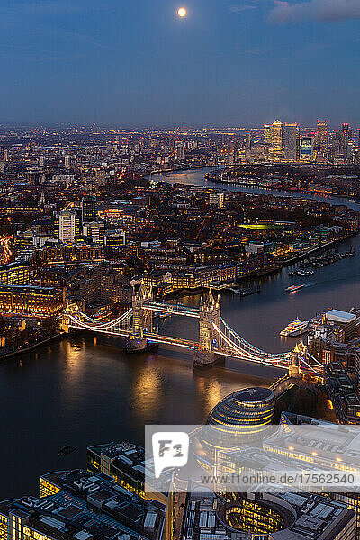 Themse  Tower Bridge und Canary Wharf von oben in der Abenddämmerung mit Mond  London  England  Vereinigtes Königreich  Europa
