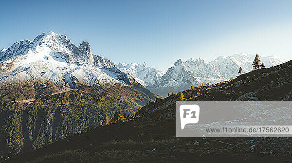 Herbstnebel über Aiguille Verte  Dent du Geant  Aiguilles du Chamonix und Mont Blanc mit Schnee bedeckt  Haute Savoie  Französische Alpen  Frankreich  Europa
