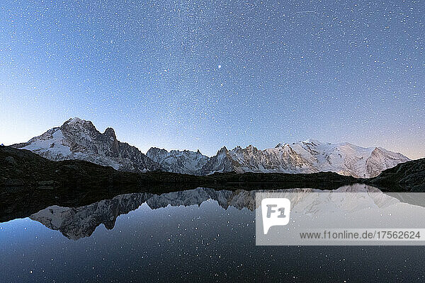 Sternenhimmel über dem schneebedeckten Mont Blanc  Grand Jorasses  Aiguille Vert gespiegelt in Lacs de Cheserys  Haute Savoie  Französische Alpen  Frankreich  Europa