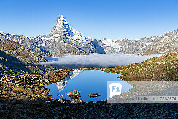 Sonnenaufgang über dem majestätischen Matterhorn vom Stellisee  Zermatt  Kanton Wallis  Schweizer Alpen  Schweiz  Europa