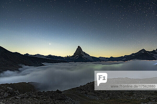 Sternennacht über dem Matterhorn im Nebel  Zermatt  Kanton Wallis  Schweizer Alpen  Schweiz  Europa