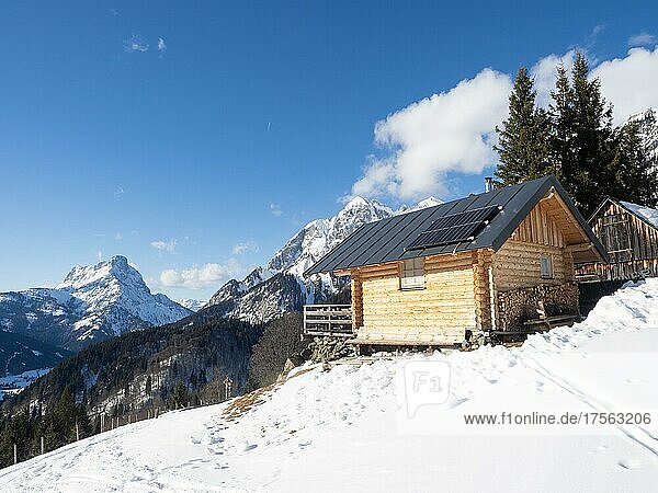 Hütte in Winterlandschaft  hinten Admonter Reichenstein  auf dem Weg zur Ebner Alm  Johnsbacher Almenrunde  Nationalpark Gesäuse  Steiermark  Österreich  Europa