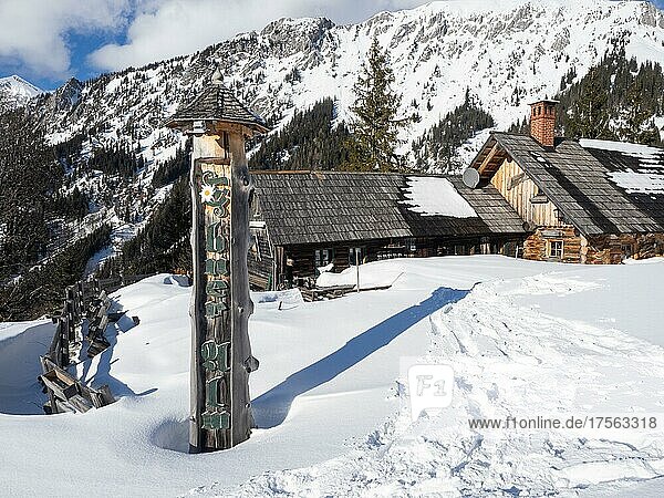Ebner Alm  Hütte in Winterlandschaft  Johnsbacher Almenrunde  Nationalpark Gesäuse  Steiermark  Österreich  Europa