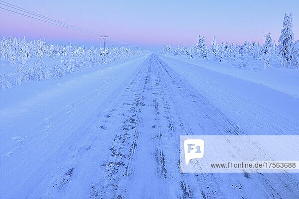 Straße im Winter  Haataja  Kuusamo  Nordösterbotten  Pohjois Pohjanmaa  Finnland  Suomi  Europa