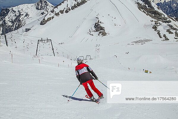 Skifahrerin auf Gletscher Skipiste Olperer  Hintertuxer Gletscherskigebiet im Sommer  Tuxeertal  Tirol