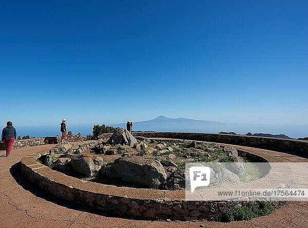 Gipfel des Alto de Garajonay  höchster Berg der Insel La Gomera  1487 m  Aussicht auf Teneriffa und den Teide  Nationalpark Garajonay  La Gomera  Kanarische Inseln  Spanien  Europa