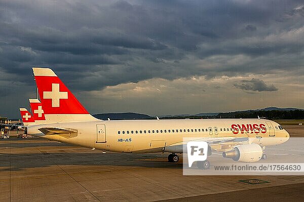 Ein Airbus A320 Flugzeug der Swiss mit dem Kennzeichen HB-JLS auf dem Flughafen in Zürich  Schweiz  Europa