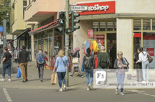 Passanten  Straßenszene zu Corona-Zeiten in Neukölln  Hermannstraße  Neukölln  Berlin  Deutschland  Europa
