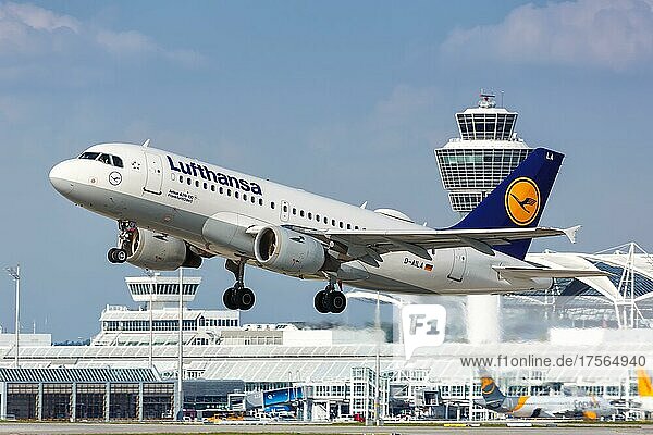 Ein Airbus A319 Flugzeug der Lufthansa mit dem Kennzeichen D-AILA auf dem Flughafen München  Deutschland  Europa