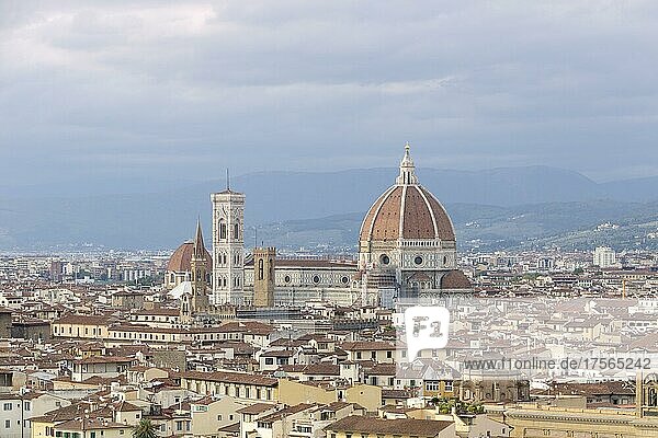 Panoramablick auf die Stadt Florenz mit der Kathedrale  Duomo di Santa Maria del Fiore  Florenz  Italien  Europa