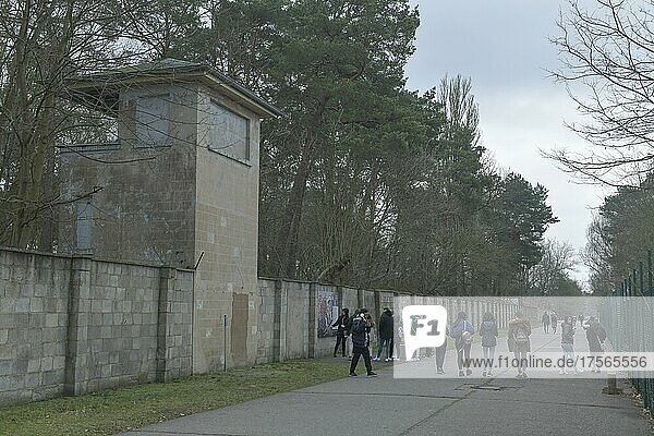 Lagerstraße mit Wachturm  Gedenkstätte und Museum Konzentrationslager Sachsenhausen  Oranienburg  Landkreis Oberhavel  Brandenburg  Deutschland  Europa