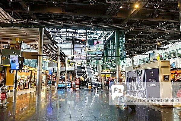 Terminal des Flughafen Amsterdam Schiphol (AMS) in in Amsterdam  Niederlande  Europa