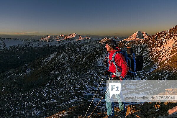 Bergsteiger vor verschneiten Gipfel des Monte Cevedale im Morgenlicht  Martelltal  Naturns  Südtirol  Italien  Europa