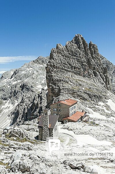 Alpine Schutzhütte Rifugio Pedrotti und Kapelle mit Felsen Croz del Rifugio (2568 m)  Pedrottihütte  Brenta-Massiv  Brenta-Dolomiten  bei Molveno  Malfein  Provinz Trient  Trentino  Italien  Europa