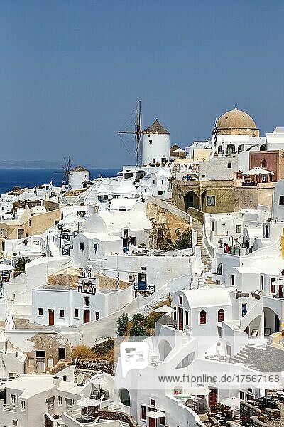 Insel Santorini Ferien Reise reisen Stadt Oia am Mittelmeer mit Windmühlen in Santorin  Griechenland  Europa