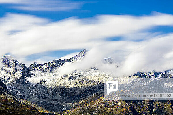 Zinalrothorn und Wellenkuppe tauchen aus Kumuluswolken auf  Kanton Wallis  Schweizer Alpen  Schweiz  Europa
