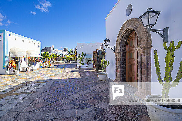 Blick auf den Eingang der Galerie und die Geschäfte im Rubicon Marina  Playa Blanca  Lanzarote  Kanarische Inseln  Spanien  Atlantik  Europa