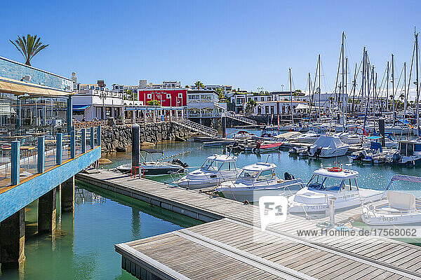 Blick auf die Boote und die Restaurants im Rubicon Marina  Playa Blanca  Lanzarote  Kanarische Inseln  Spanien  Atlantik  Europa