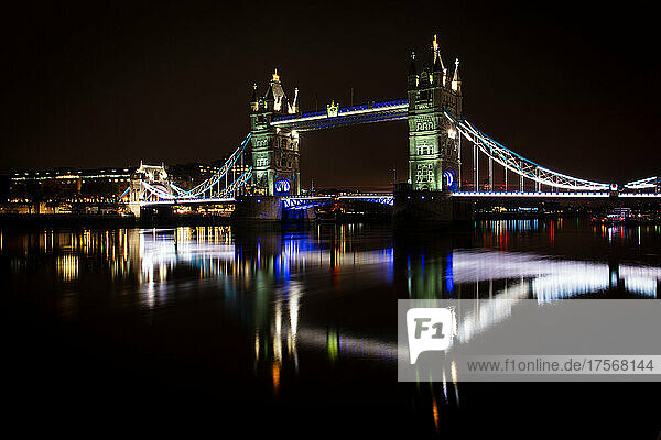 Tower Bridge und Reflektionen in der Themse bei Nacht  London  England  Vereinigtes Königreich  Europa