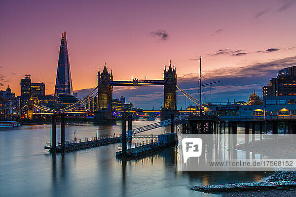 Tower Bridge und The Shard bei Sonnenuntergang und Ebbe auf der Themse  London  England  Vereinigtes Königreich  Europa