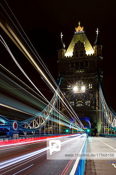 Tower Bridge bei Nacht  mit Lichtspuren  London  England  Vereinigtes Königreich  Europa