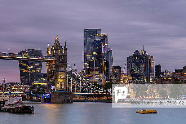 Tower Bridge und die City of London bei Sonnenuntergang  London  England  Vereinigtes Königreich  Europa