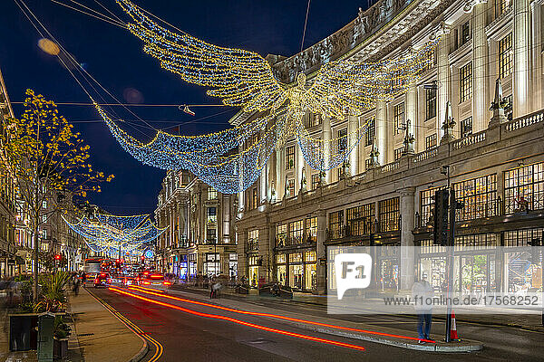 Blick auf Weihnachtsbeleuchtung und Geschäfte in der Regent Street zu Weihnachten  London  England  Vereinigtes Königreich  Europa