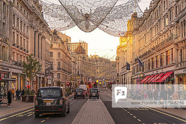 Blick auf rote Busse und Taxis in der Regent Street zu Weihnachten  London  England  Vereinigtes Königreich  Europa